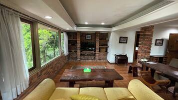 Executive Studio Suite, Balcony, Garden View | Living area