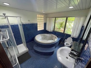 Suite estudio ejecutiva, balcón, vistas al jardín | Baño | Toallas, jabón, champú y papel higiénico