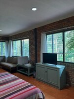 Studio Suite Junior, balkon, pemandangan kebun | Meja kerja, ruang kerja ramah laptop, dan Wi-Fi gratis