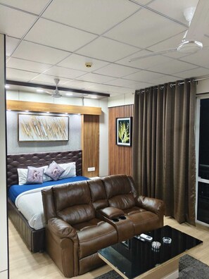 Luxury Room | Free WiFi - Homeiihood Stay Lucknow (Lucknow)