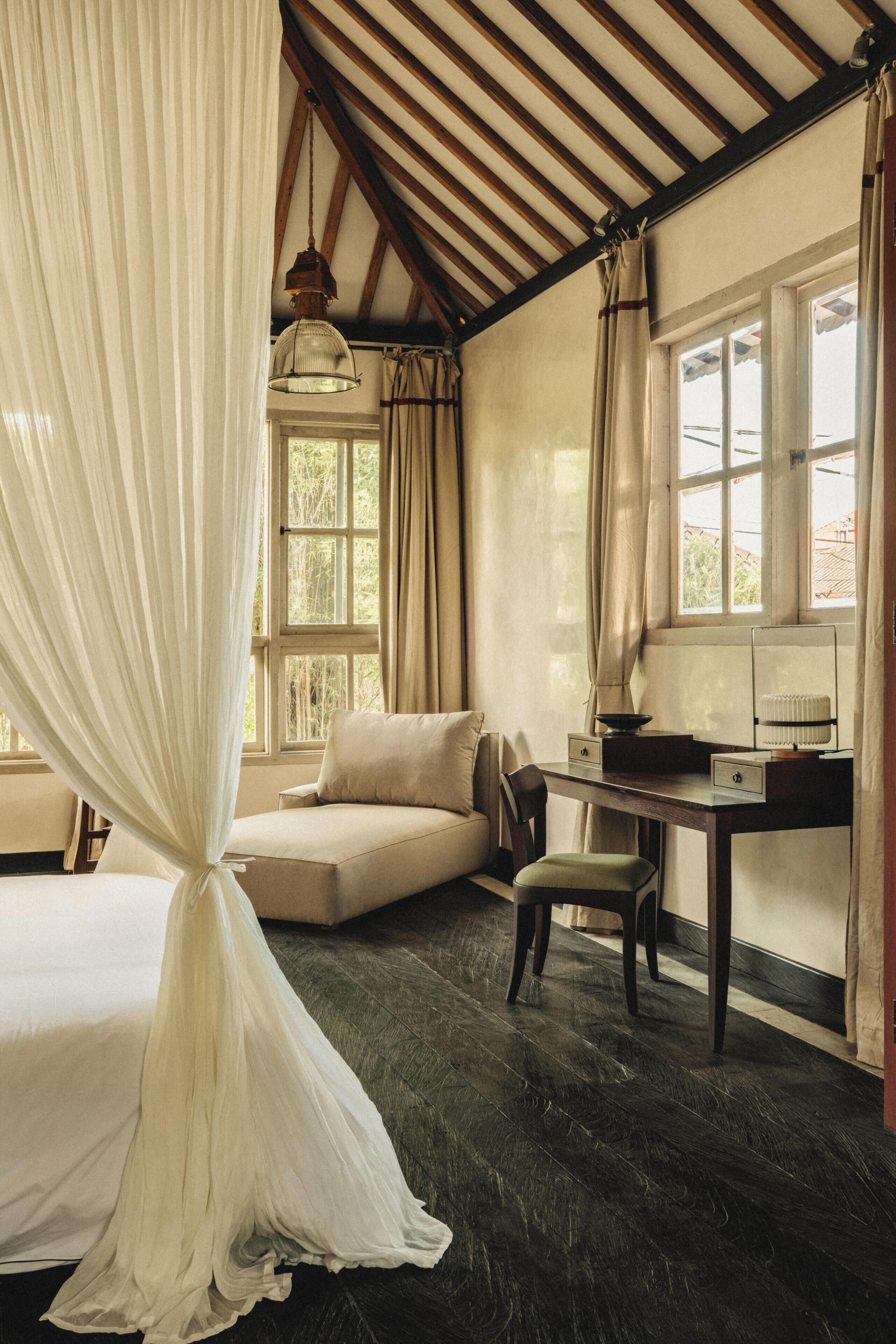 Frigobar, cofres nos quartos, individualmente mobiliados, escrivaninha