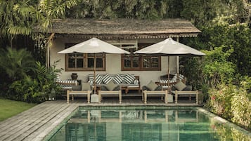 Kolam renang terbuka, dibuka dari pukul 5:00 hingga 18:00, payung kolam