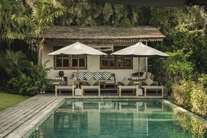 Piscina externa, funciona das 7h às 18h, guarda-sóis, espreguiçadeiras