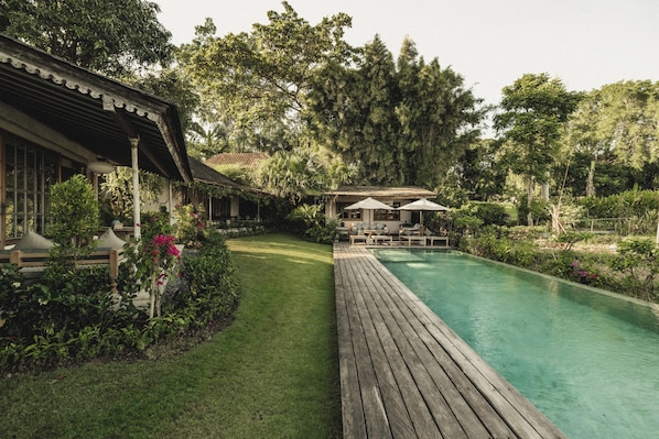 Outdoor pool, open 5:00 AM to 6:00 PM, pool umbrellas, sun loungers