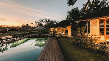 Piscina externa, funciona das 7h às 18h, guarda-sóis, espreguiçadeiras