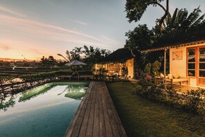 Outdoor pool, open 7:00 AM to 6:00 PM, pool umbrellas, sun loungers - Magia De Uma (Kerobokan)