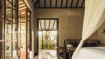 Premium Suite, Pool View | Bar mini, peti besi dalam bilik, dilengkapkan perabot secara berasingan