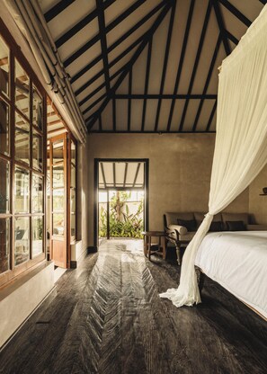 Premium Suite, Pool View | Bar mini, peti besi dalam bilik, dilengkapkan perabot secara berasingan 