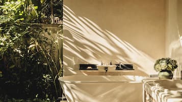 Bungalow, no fumadores (Ricefield) | Baño | Artículos de higiene personal gratuitos, secador de pelo y albornoces