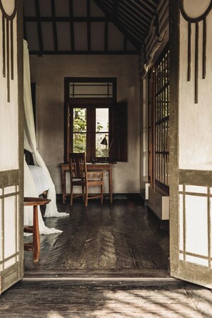 Premium Suite, Pool View | Bar mini, peti besi dalam bilik, dilengkapkan perabot secara berasingan 