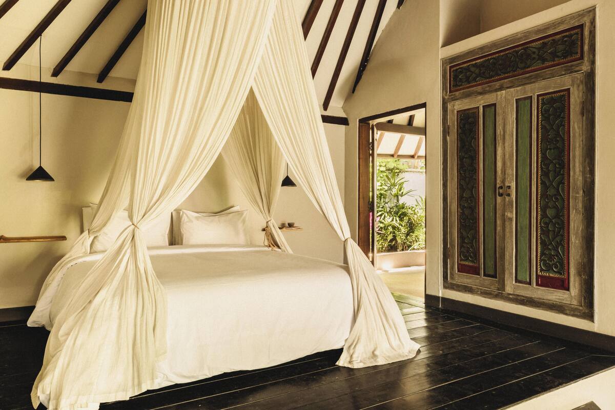 Bungalow, Non Smoking (Master) | Minibar, in-room safe, individually furnished, desk