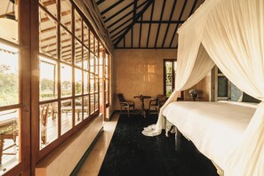 جناح - بمنظر للمسبح | ميني بار وخزنة داخل الغرفة وطراز فريد لكل وحدة ومكتب