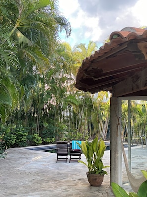 Una piscina al aire libre