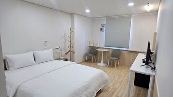 Double Room (No Parking) | Desk, laptop workspace, soundproofing, iron/ironing board