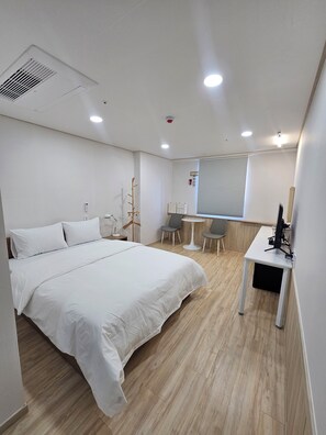 Double Room | Desk, laptop workspace, iron/ironing board, free WiFi