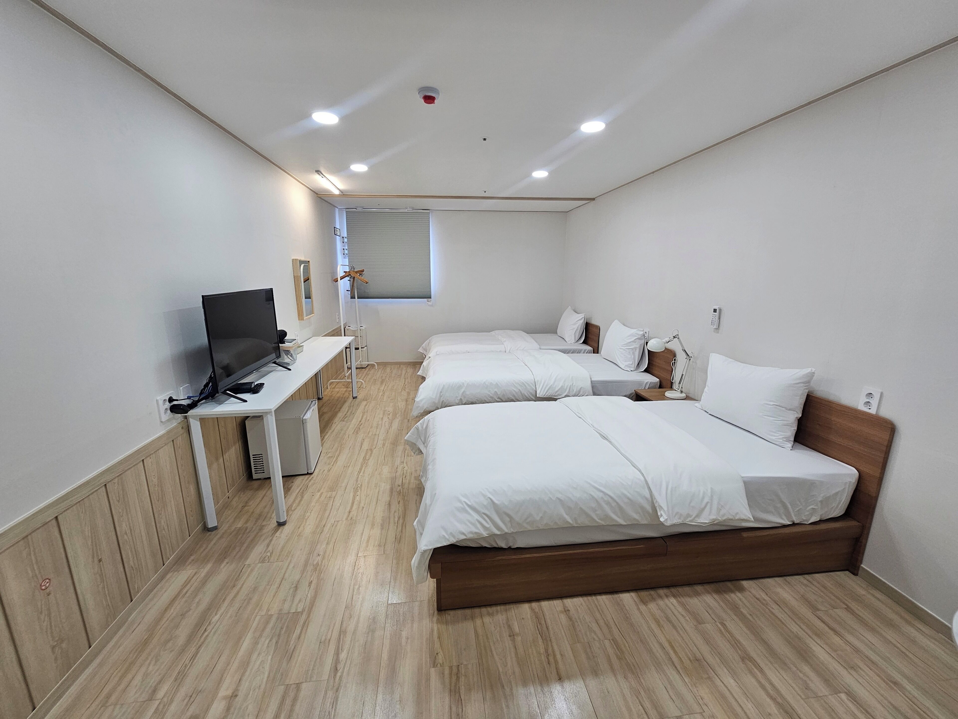 Chambre Triple | Bureau, espace de travail pour ordinateur portable