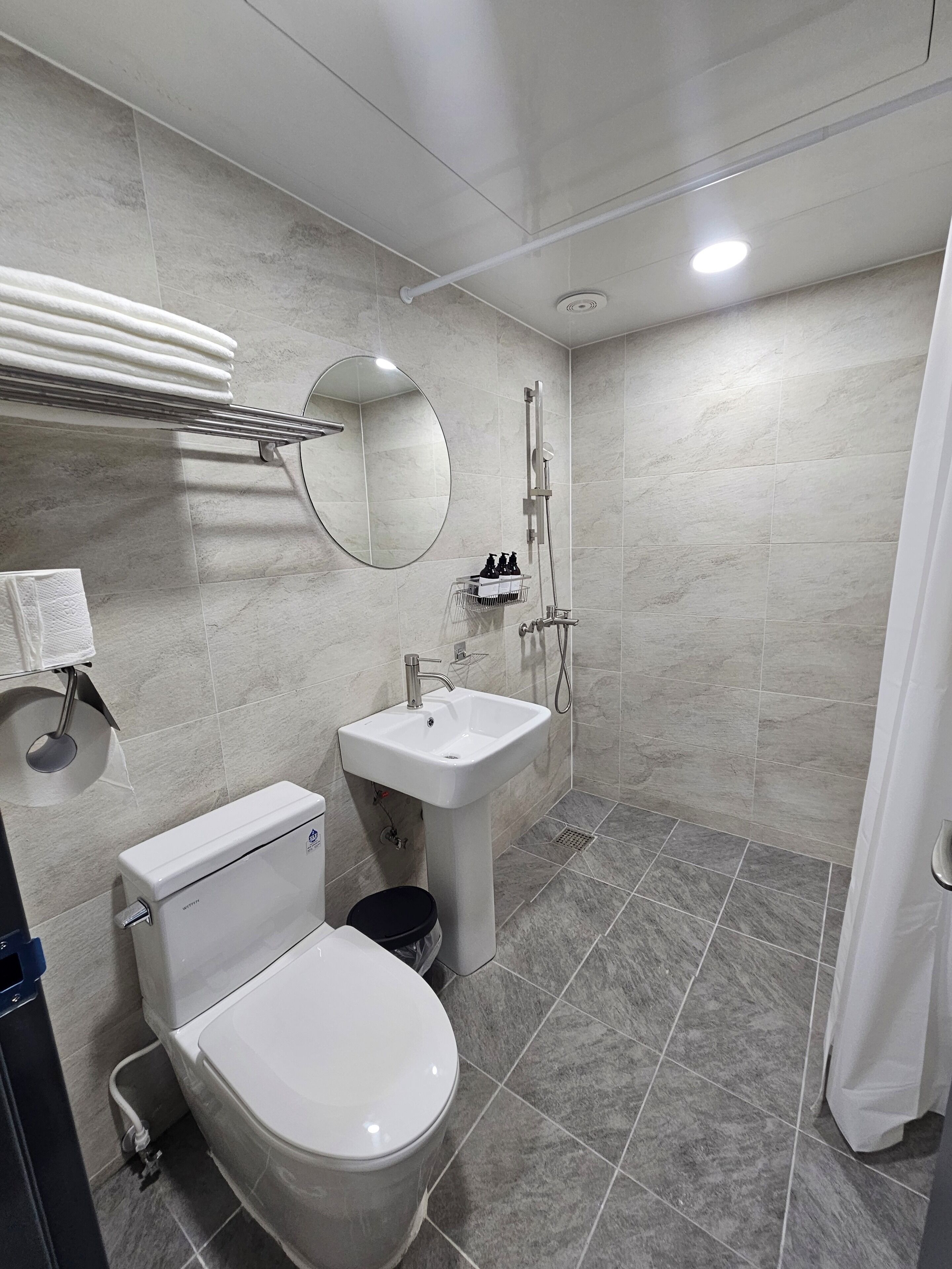 Double Room (No Parking) | Bathroom | Shower, free toiletries, hair dryer, slippers