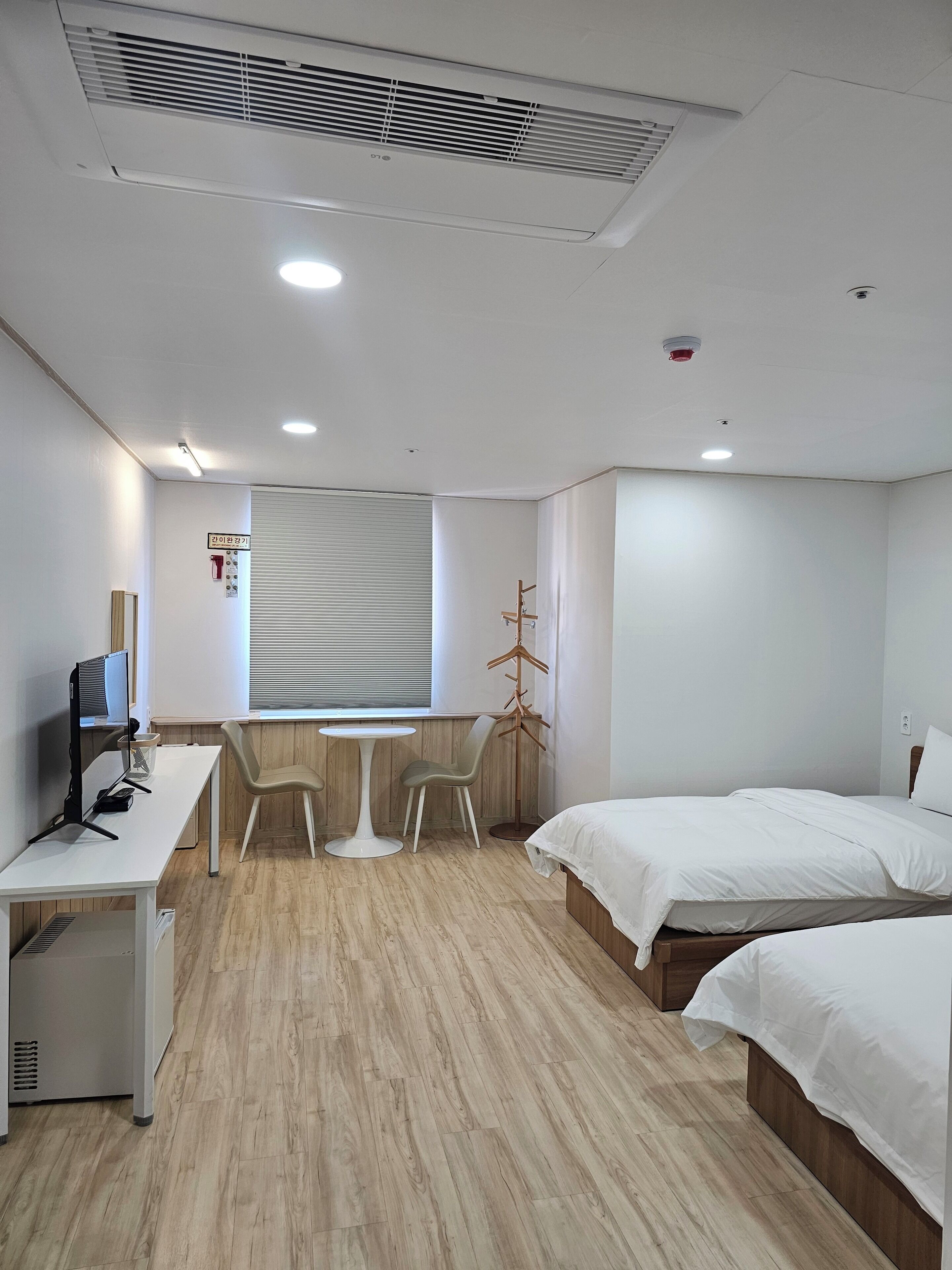 Chambre avec lits jumeaux | Bureau, espace de travail pour ordinateur portable