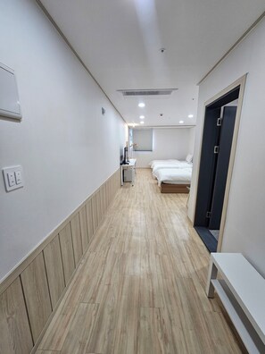 Room | Desk, laptop workspace, iron/ironing board, free WiFi