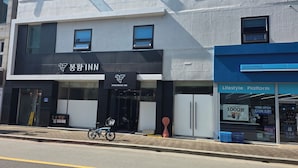 A building with a sign for 'Bongwang Inn' and another sign for 'Lifestyle Platform'. - BonghwangINN BonghwangMansion2 (Gyeongju)