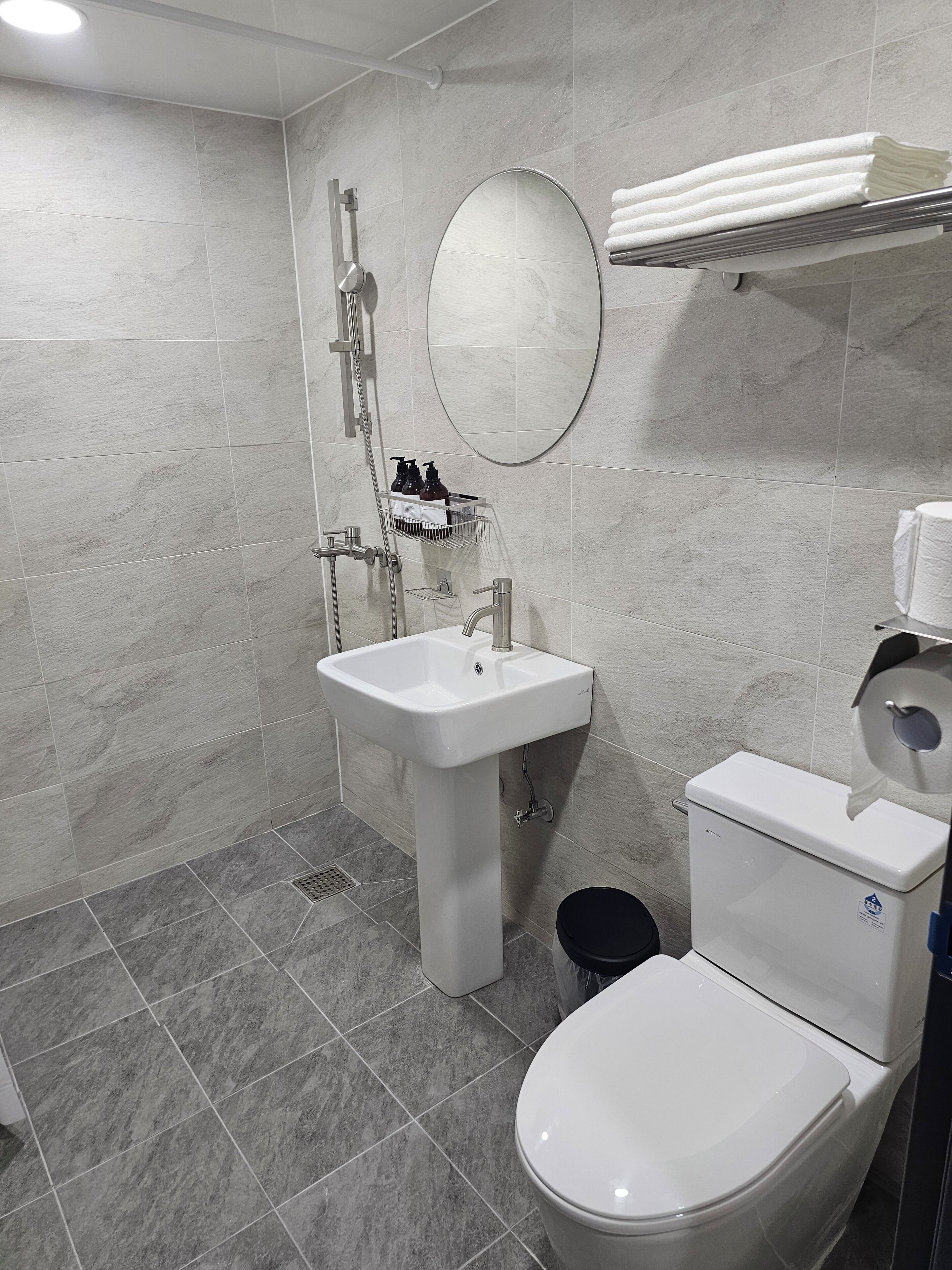Twin Room (No Parking) | Bathroom | Shower, free toiletries, hair dryer, slippers