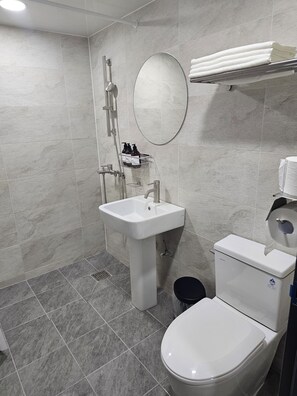Twin Room | Bathroom | Shower, free toiletries, hair dryer, slippers