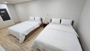 Room | Desk, laptop workspace, iron/ironing board, free WiFi