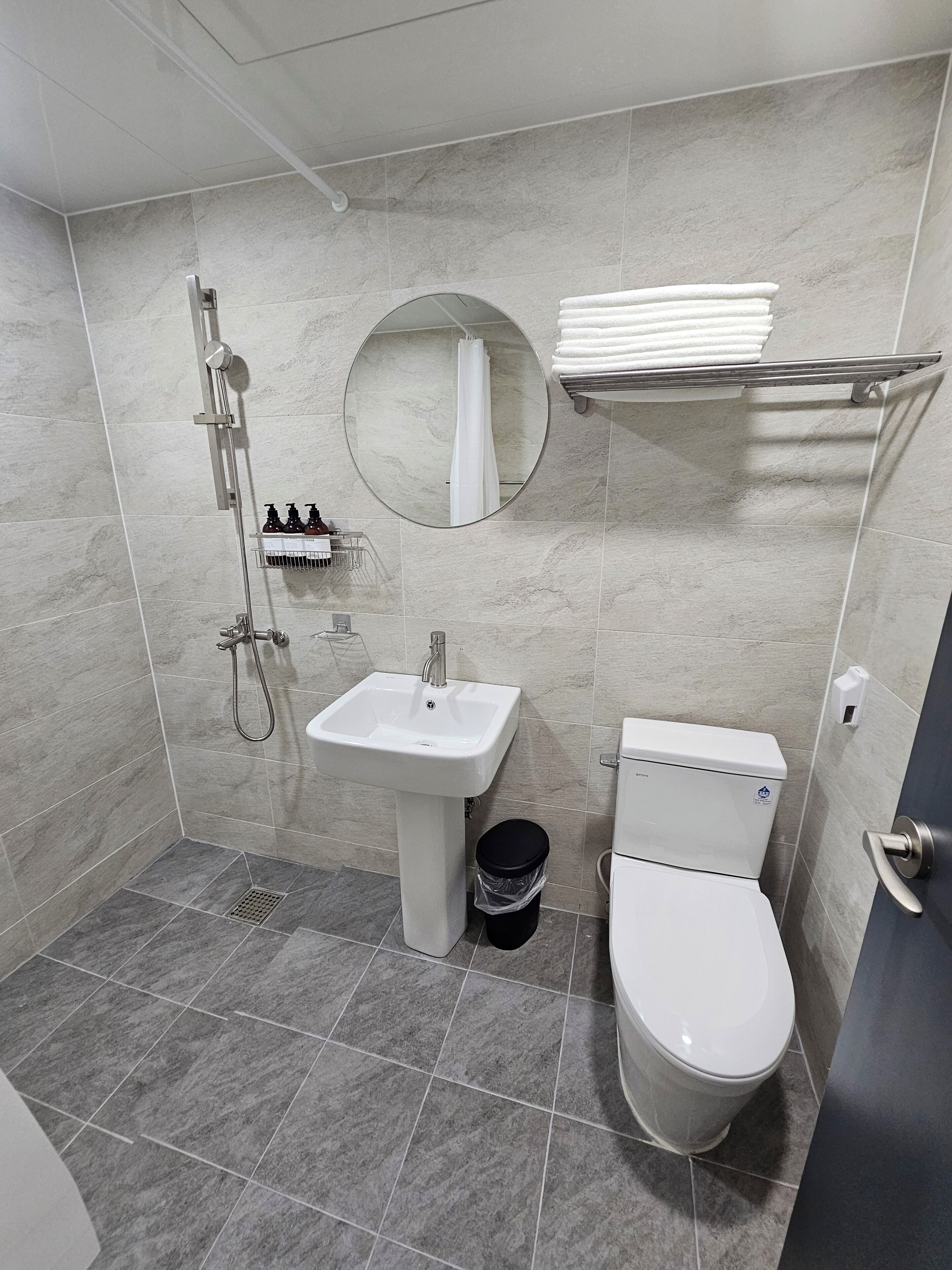 트리플룸 | 욕실 | 샤워 시설, 무료 세면용품, 헤어드라이어, 슬리퍼