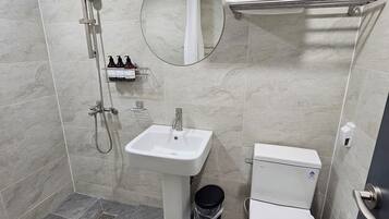 Triple Room | Bathroom | Shower, free toiletries, hair dryer, slippers