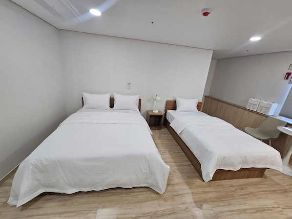 Family Room (No Parking) | Schreibtisch, laptopgeeigneter Arbeitsplatz, schallisolierte Zimmer