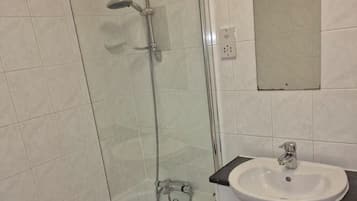 Suihku, hiustenkuivaaja, pyyhkeet