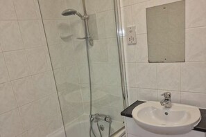 Suihku, hiustenkuivaaja, pyyhkeet