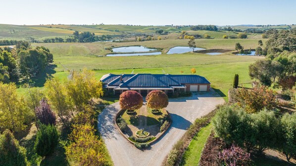 Exterior - The Grand Country House Farmstay in Nashdale! Perfect family getaway (Nashdale)