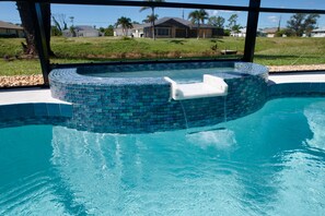 Piscina all'aperto, una piscina riscaldata