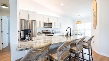 ثلاجة، ميكروويف، فرن، موقد طهي مسطح