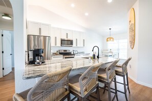 冰箱、微波炉、烤箱、炉灶