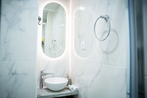 Shower, hair dryer, towels - Chic Parisian Apartment - Air-Con, 1-Bed (Le Kremlin-Bicetre)