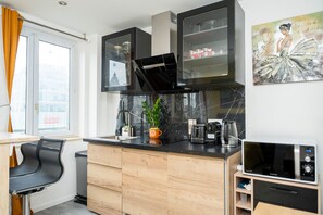 Private kitchen - Chic Parisian Apartment - Air-Con, 1-Bed (Le Kremlin-Bicetre)