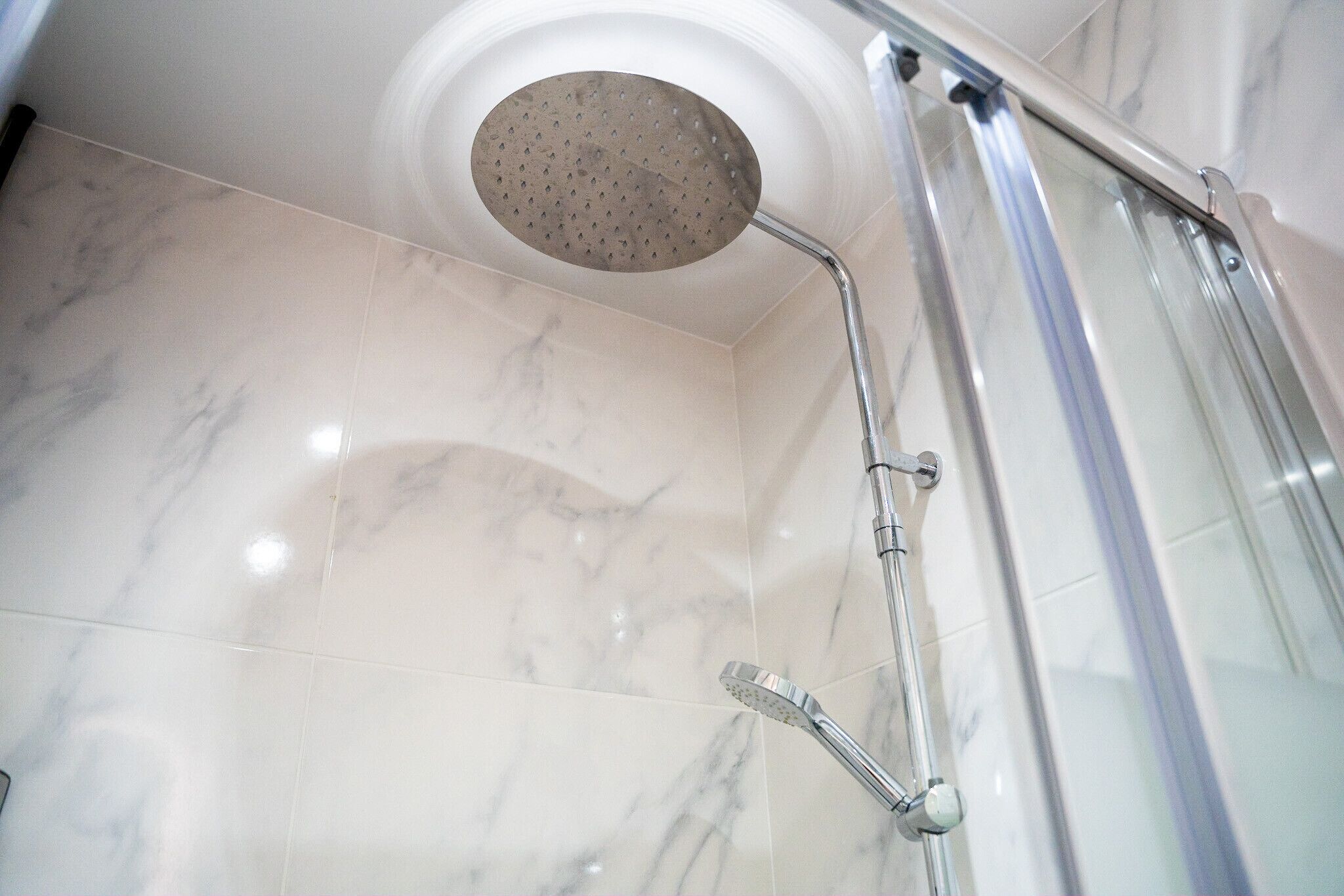 Chuveiro, secador de cabelo, toalhas de banho 