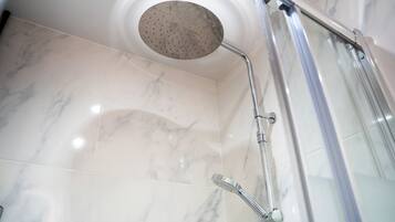 Chuveiro, secador de cabelo, toalhas de banho