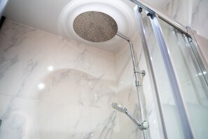 Ducha, secador de pelo y toallas