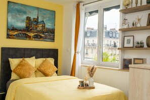 Room - Chic Parisian Apartment - Air-Con, 1-Bed (Le Kremlin-Bicetre)