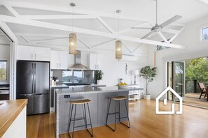 ثلاجة، ميكروويف، فرن، موقد طهي مسطح