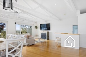 تلفزيون ذكي، مدفأة، تنس طاولة