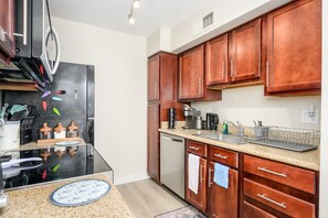 Mikrobølgeovn, ovn, kokeplater og oppvaskmaskin