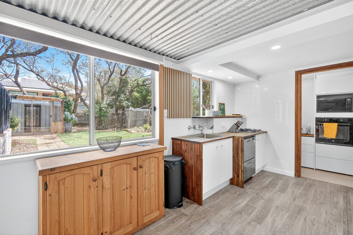 ثلاجة، فرن، غسالة أطباق، ماكينة لصنع القهوة/الشاي