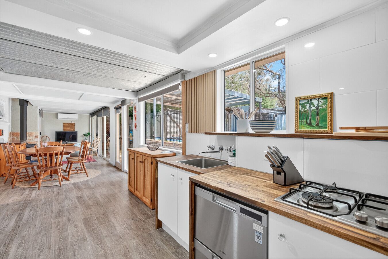 ثلاجة، فرن، غسالة أطباق، ماكينة لصنع القهوة/الشاي