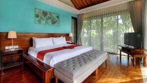 Een hotelkamer met een bed, een televisie, een houten plafond en een groot raam.