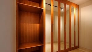 Een houten garderobe met meerdere deuren en planken.