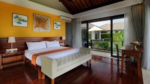 Een slaapkamer met een groot bed, nachtkastjes, een plafondventilator en uitzicht op een balkon.